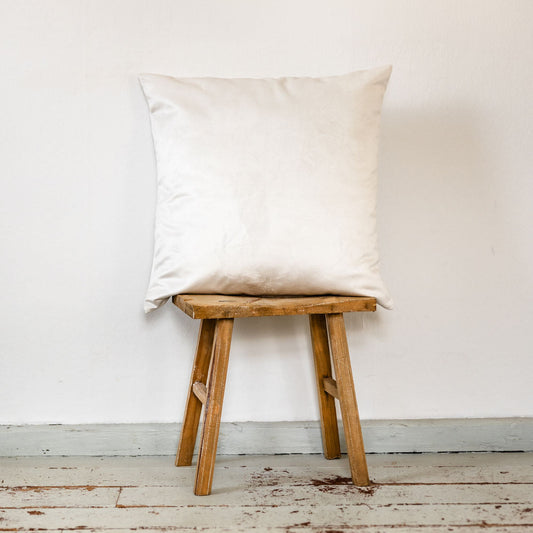 Kissen in Soft White aus beidseitigem Premium-Samt auf Hocker, Format 50 × 50 cm, handgefertigt