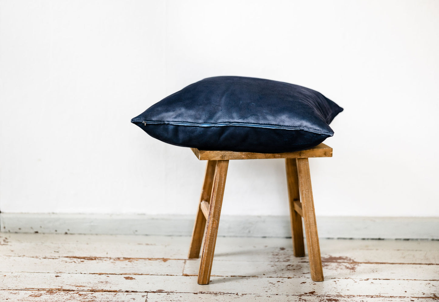  Königsblaues Samtkissen auf Hocker, seitlich fotografiert mit sichtbarem Reißverschluss