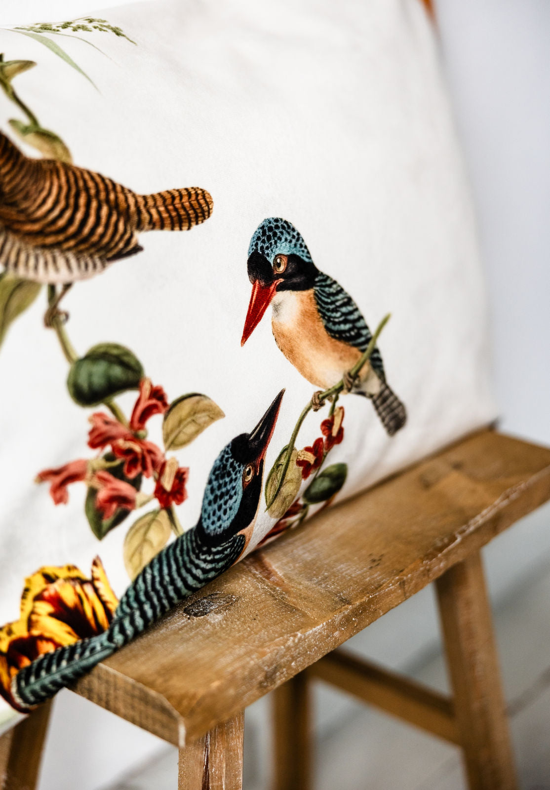 Detailaufnahme vom Premium Samt Dekokissen 40x60 cm mit Eisvogel-Motiv auf cremefarbenem Hintergrund