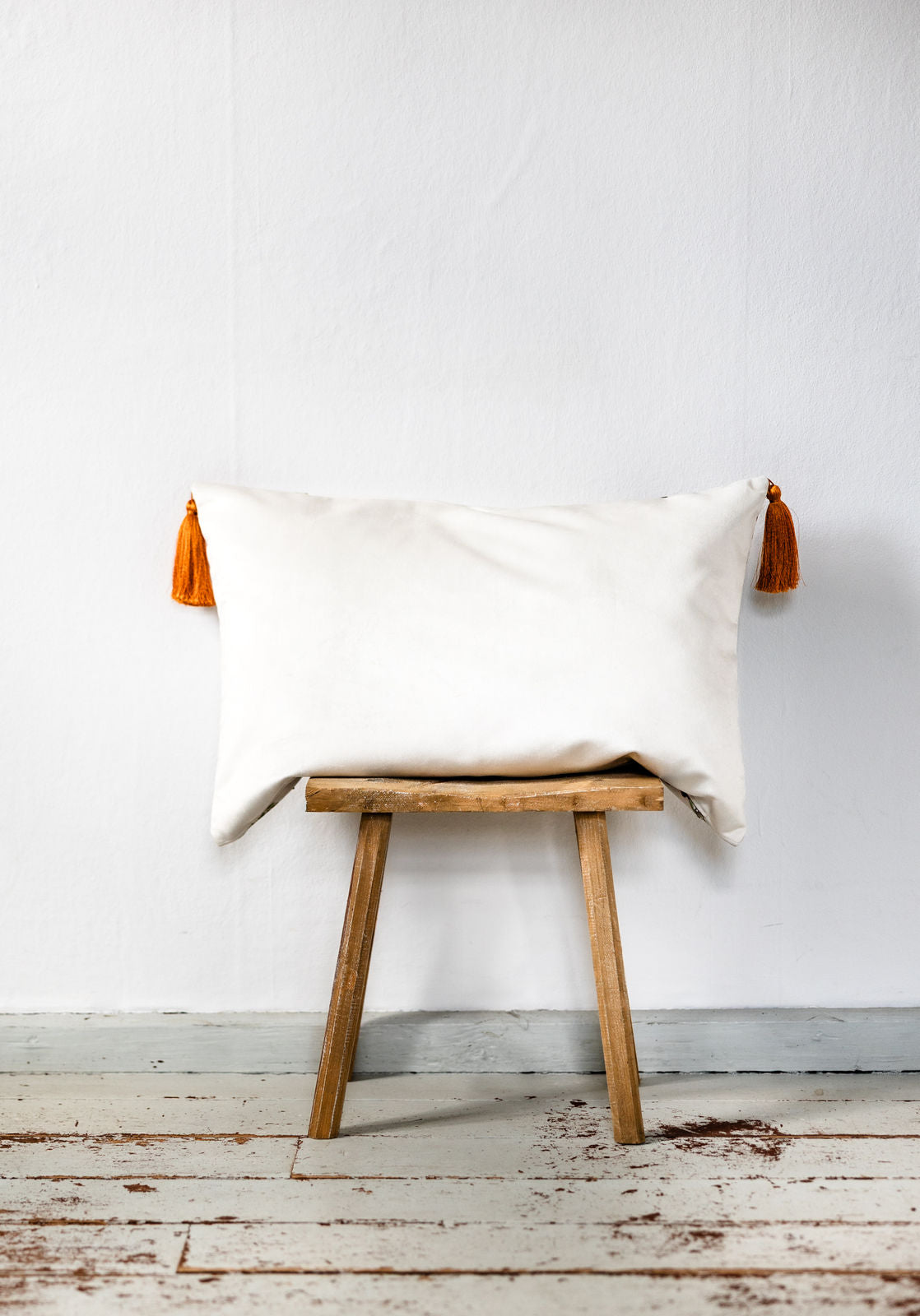 Rückseite des Premium Samt Dekokissens 40x60 cm in Creme ohne Muster mit Quasten an den Ecken