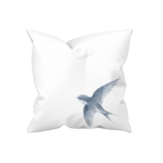 Kissenhülle mit blauer Schwalbe als Aquarellmotiv auf weißem Baumwollstoff, Rückseite uni weiß – Kollektion Schwalbe & Nebelblau.