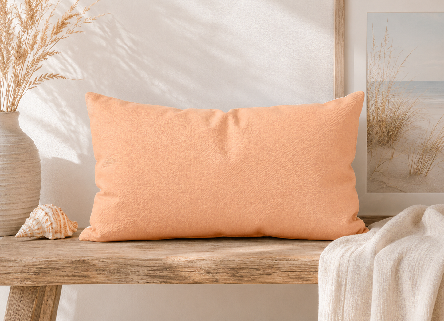 Apricotfarbenes unifarbenes Dekokissen 60x40 auf einer rustikalen Holzbank im skandinavischen Landhausstil – stilvolle Deko für Wohnzimmer, Schlafzimmer und Ferienhaus.