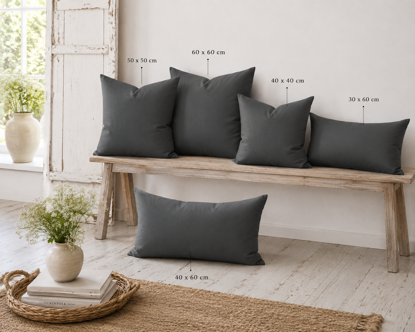 Anthrazitfarbene Dekokissen in verschiedenen Größen von 30x60 cm bis 60x60 cm. Größenvergleich für Kissenhüllen im modernen Landhausstil und skandinavischen Wohnstil.