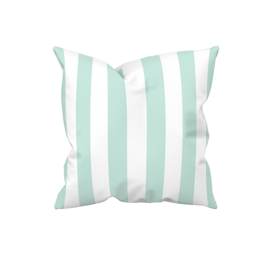 Dekokissen mit Blockstreifen in Aqua-Blau und Weiß. Zeitlose Kissenhülle im Küstenstil für Sofa, Schlafzimmer, Ferienwohnung oder Ferienhaus an der Ostsee.