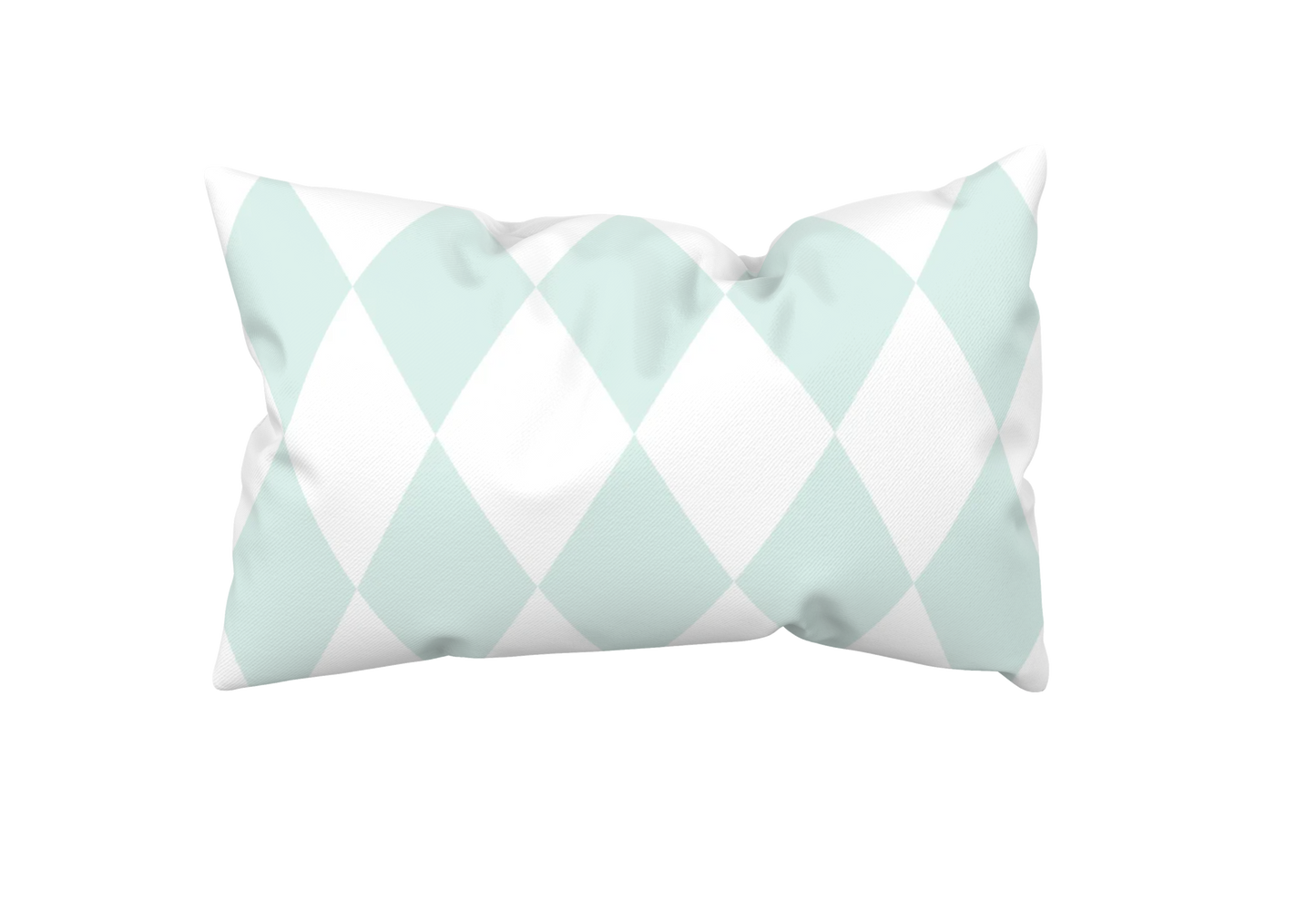 Dekokissen 40x60 cm mit Aqua-Blau Weiß Rautenmuster auf einer Fensterbank mit Meerblick. Skandinavische Kissen-Dekoration für Ferienwohnung, Strandhaus oder Ferienhaus an der Ostsee im hellen Landhausstil.