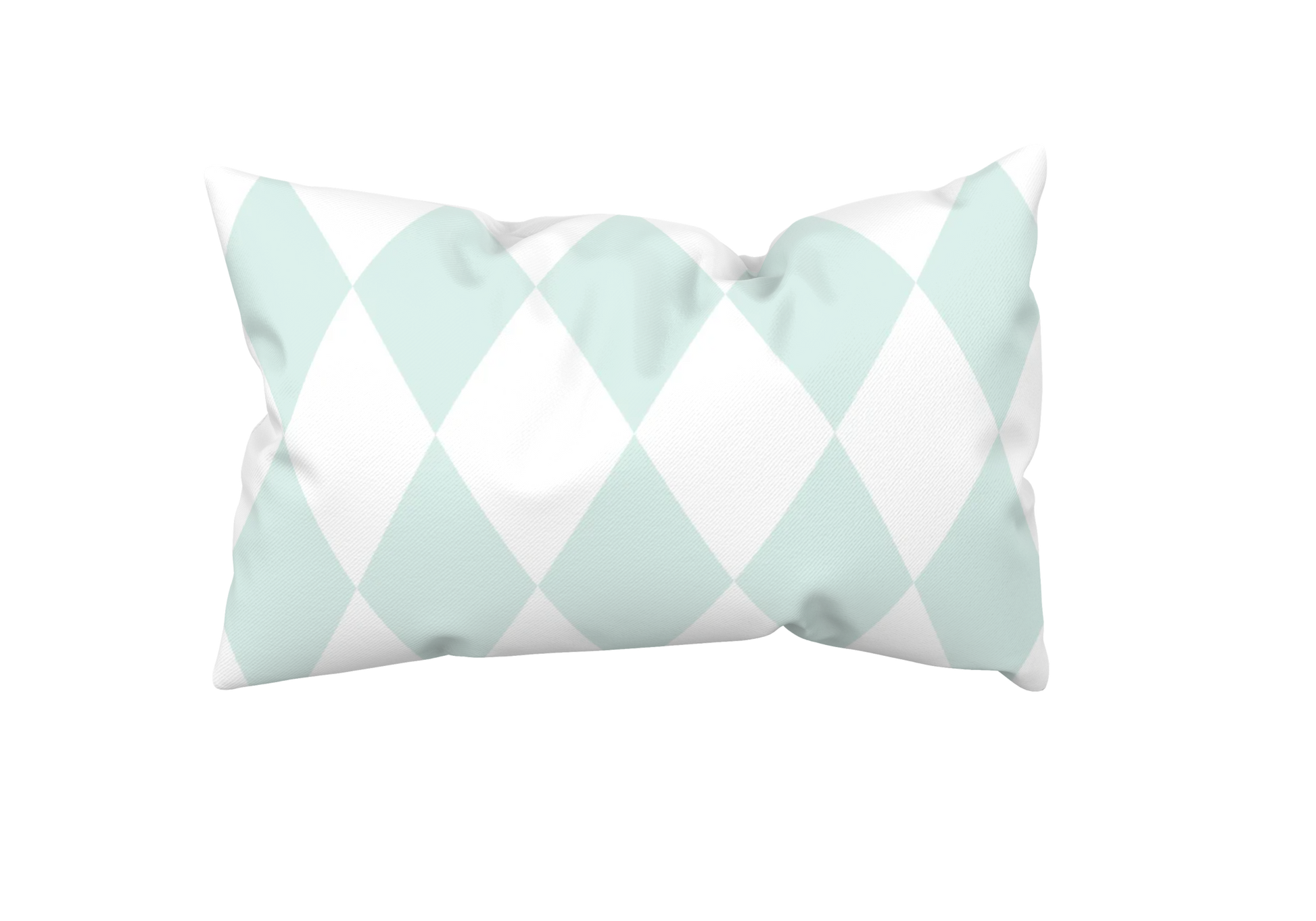 Dekokissen 40x60 cm mit Aqua-Blau Weiß Rautenmuster auf einer Fensterbank mit Meerblick. Skandinavische Kissen-Dekoration für Ferienwohnung, Strandhaus oder Ferienhaus an der Ostsee im hellen Landhausstil.