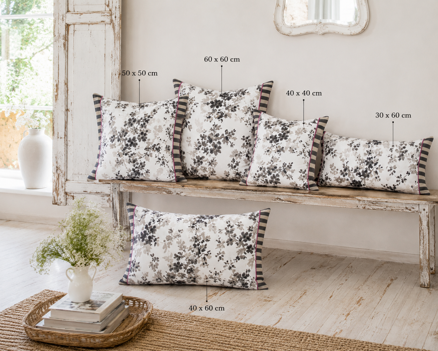 Größenübersicht eines floralen Dekokissens in Grau, Anthrazit, Weiß und Aubergine. Kissenhüllen im Landhausstil in den Größen 30x60 cm, 40x40 cm, 40x60 cm, 50x50 cm und 60x60 cm.