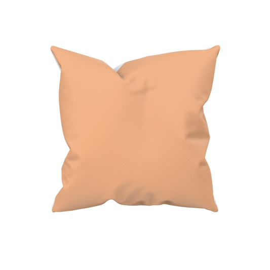 Mandarinefarbenes Dekokissen 40x40 cm in einem Strandkorb vor einem Reetdachhaus an der Ostsee. Unifarbenes Zierkissen in warmem Orangeton – ideal für Ferienwohnung, Strandhaus und maritimen Wohnstil.