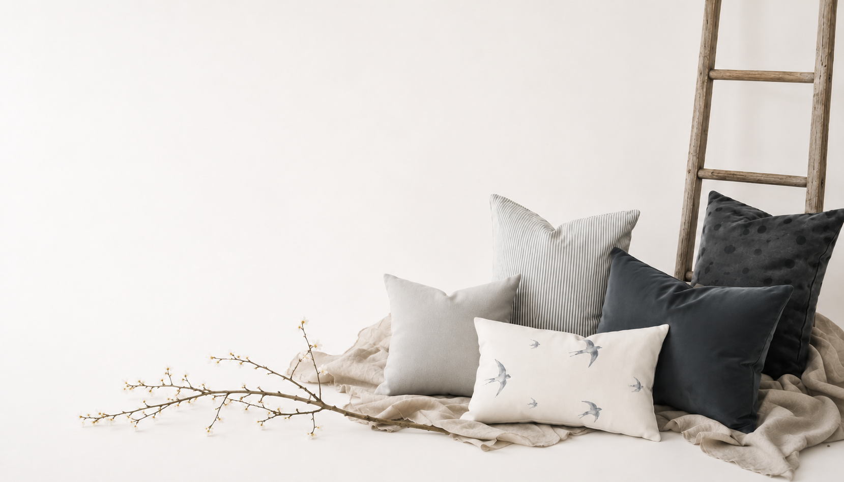 Kissenglück – liebevoll gestaltete Dekokissen aus eigener Kollektion. Hochwertige Stoffe, aufeinander abgestimmte Designs und kleine Kollektionen für ein Zuhause, das sich nach Zuhause anfühlt.