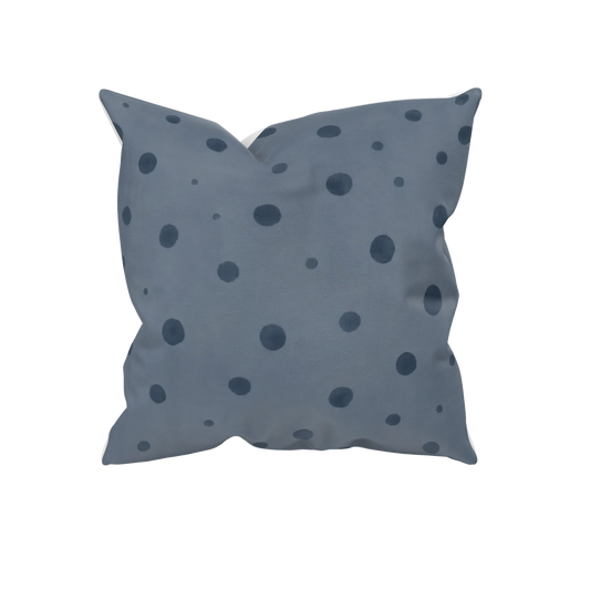 Kissenhülle Schwalbendots in Nebelblau mit von einer Schwalbenfeder inspiriertem Punktmuster aus der Kollektion Schwalbe & Nebelblau.